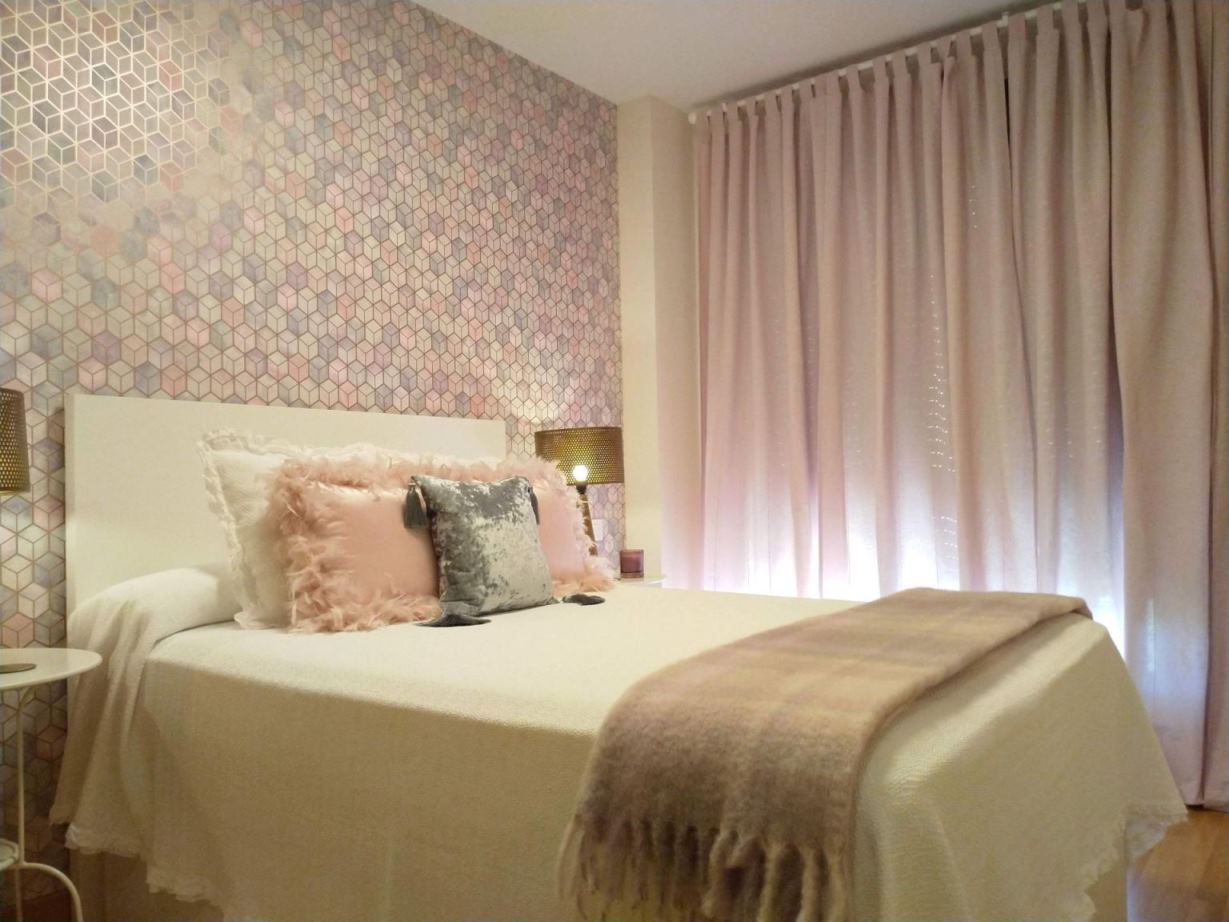 اتاق خواب برای کاغذ دیواری با الگوی هندسی
