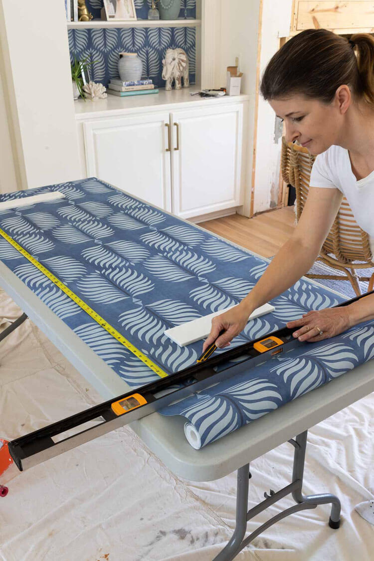 آیا نصب کاغذ دیواری آسان است