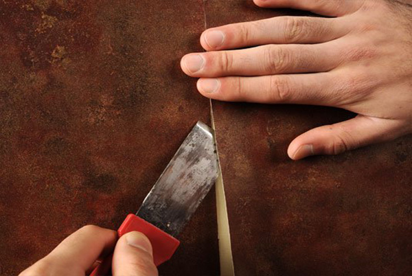 کاغذ دیواری آسیب دیده