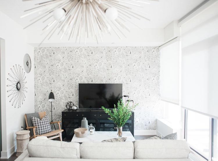 استفاده از کاغذ دیواری روشن و ساده