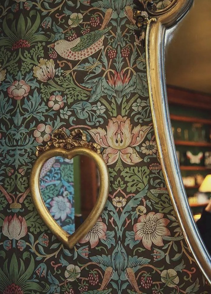 کاغذ دیواری آرت نوو در اتاق نشیمن