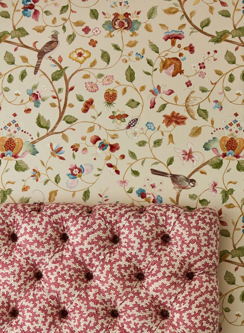 کاغذ دیواری طرح دار کرم