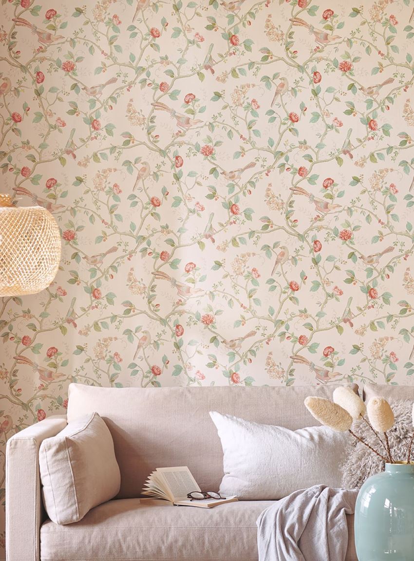 اتاق نشیمن شیک با کاغد دیواری کرم