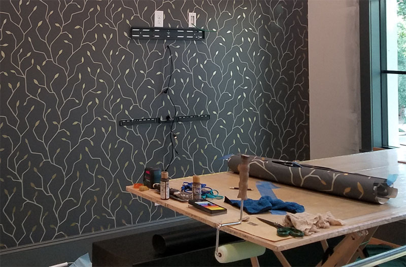 نصب پایه تلویزیون روی دیوار کاغذدیواری شده