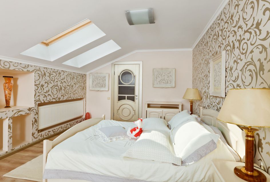 کاغذ دیواری سقف‌ خانه شیروانی دار