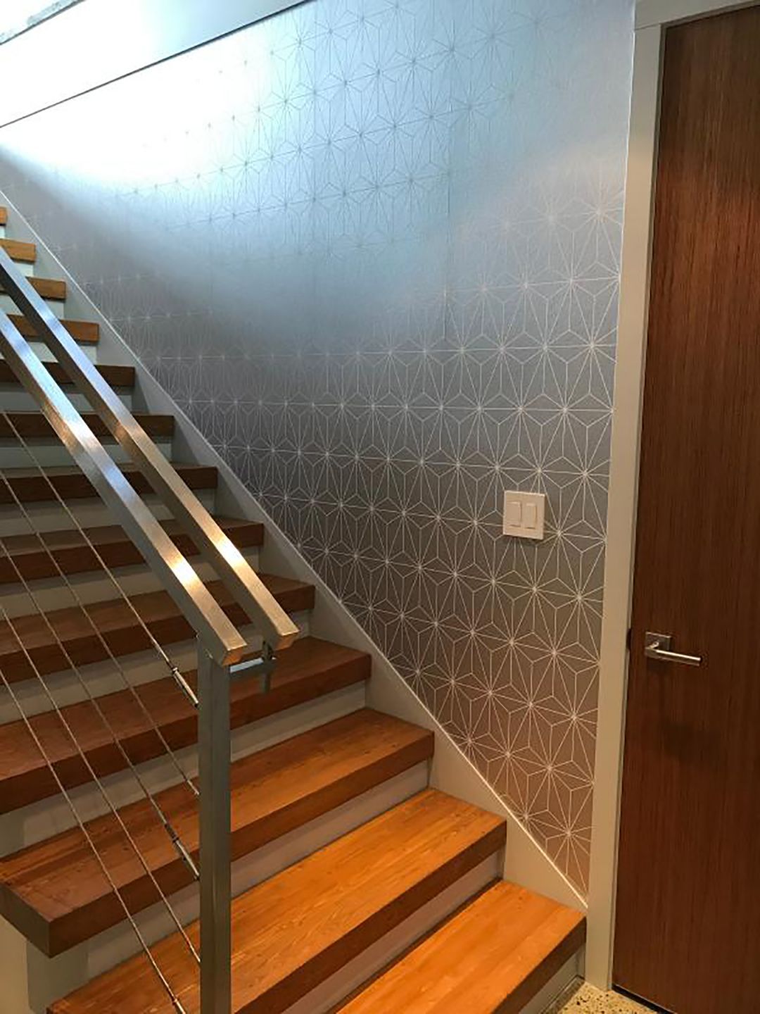 کاغذدیواری نقره ای برای راهرو