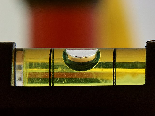 مهمترین ابزار نصب کاغذ دیواری