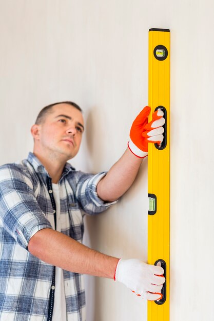 کاربرد تراز در حین نصب کاغذ دیواری