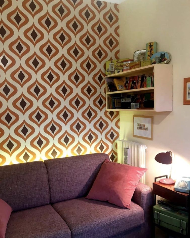 تززین دیوار خانه سالمندان با کاغذ دیواری رترو